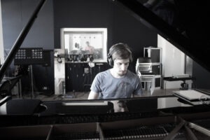 Stefan Lechner im Studio am Steinway Flügel