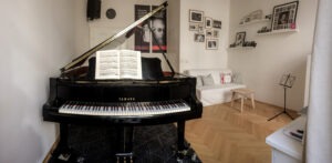 Klavierunterricht creativepiano Seidengasse Anfahrt Flügel und Couch