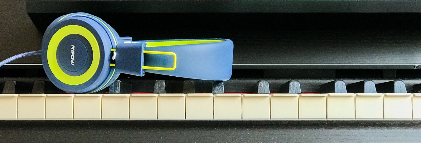 Kopfhörer am Klavier